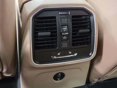 Certified 2026 Porsche Macan AWD/4WD image 12