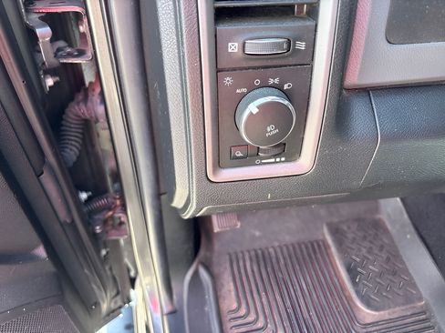 Used 2018 RAM 1500 Express RWD image 23