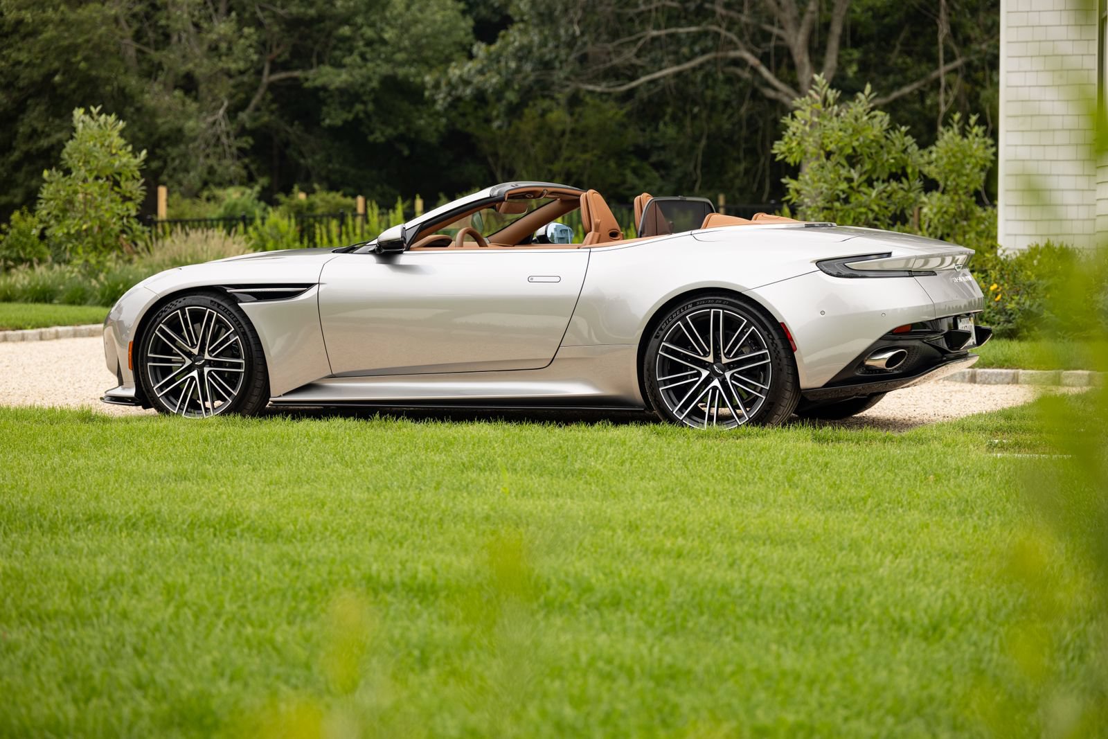 Used 2024 Aston Martin DB12 Convertible RWD image 18