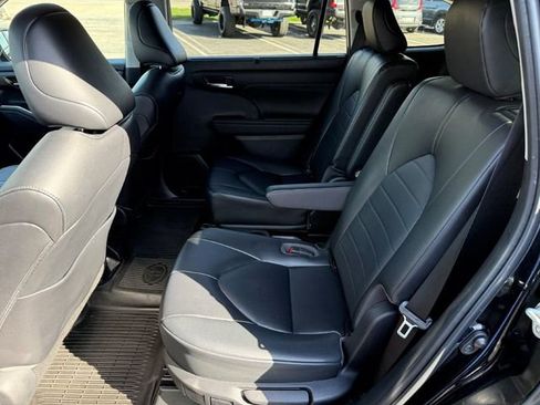Used 2023 Toyota Highlander XLE AWD/4WD image 16