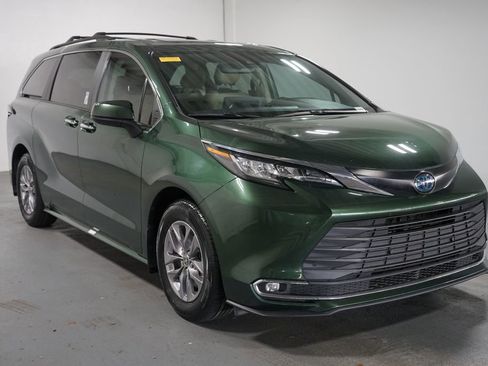 Used 2023 Toyota Sienna XLE FWD image 3