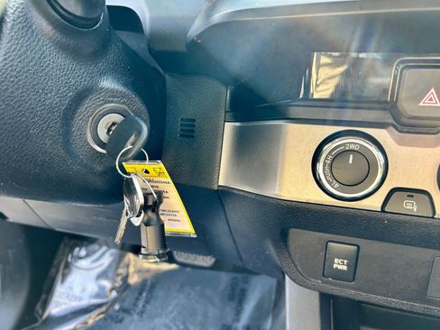 Used 2018 Toyota Tacoma SR image 17