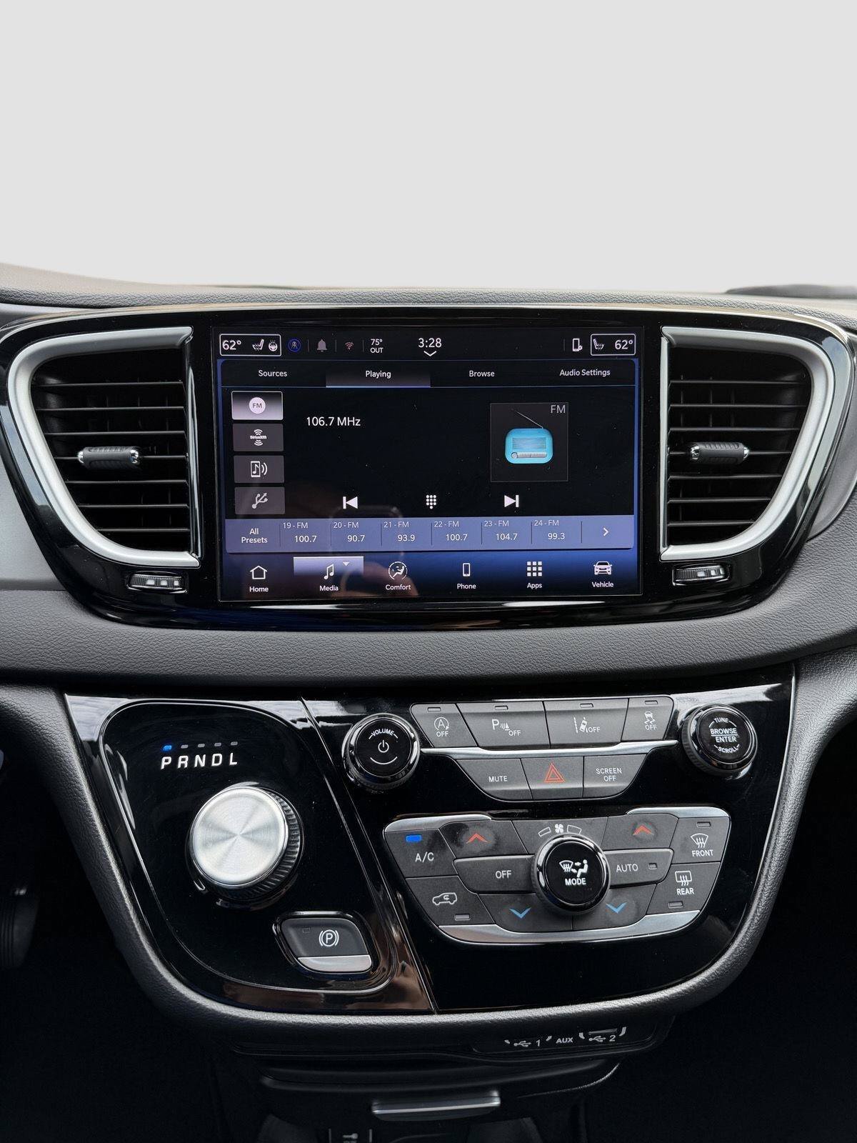 Used 2025 Chrysler Pacifica Select FWD image 15