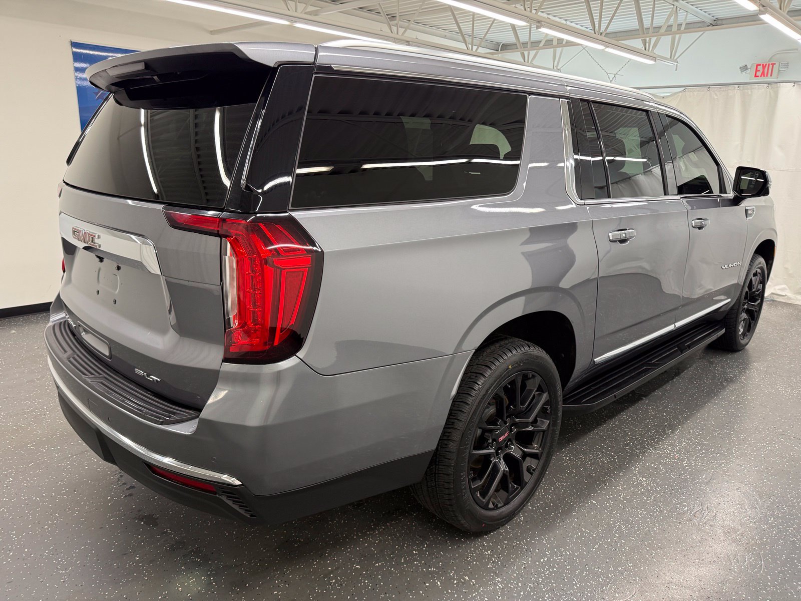 Used 2022 GMC Yukon XL SLT w/ SLT Premium Package AWD/4WD image 2