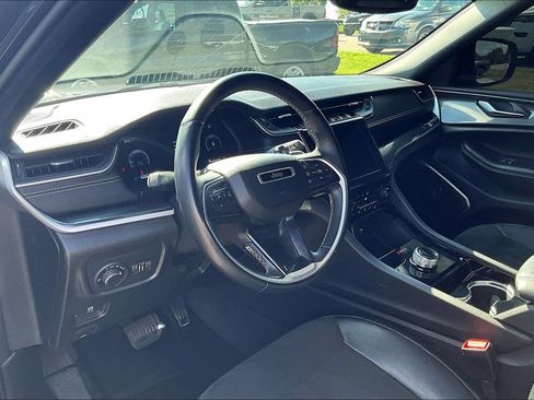 Used 2022 Jeep Grand Cherokee Altitude AWD/4WD image 13