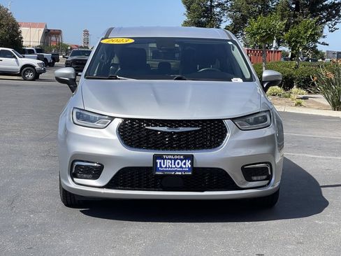 Used 2023 Chrysler Pacifica Touring-L FWD image 3