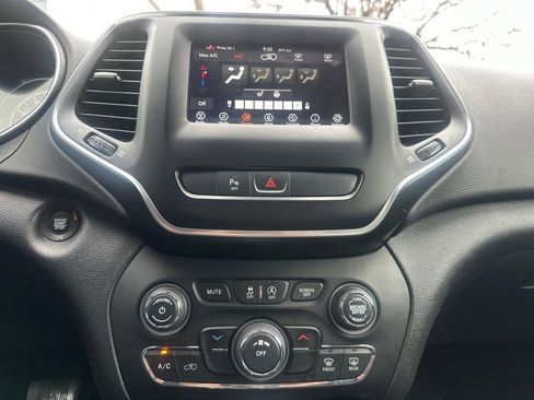 Used 2019 Jeep Cherokee Latitude Plus w/ Cold Weather Group image 16