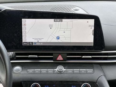 Used 2023 Hyundai Elantra Limited image 11