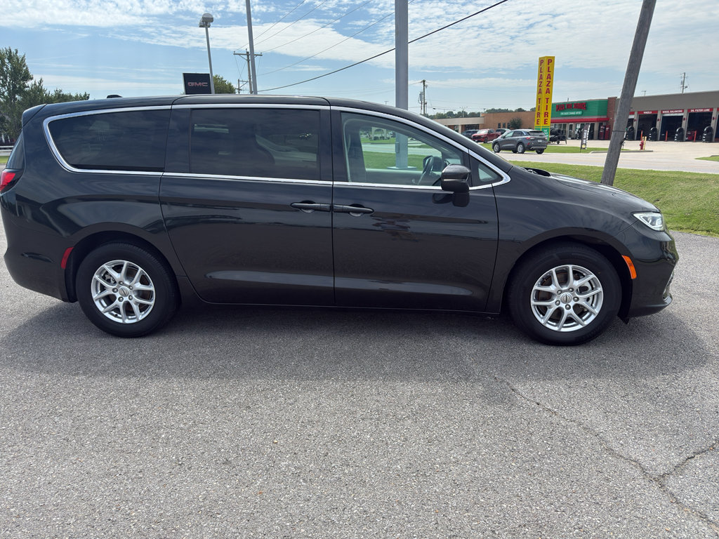 Used 2023 Chrysler Pacifica Touring-L FWD image 2