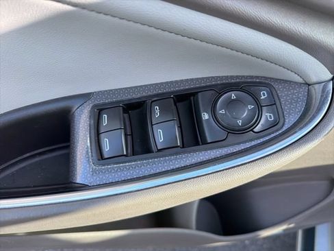 Used 2017 Chevrolet Malibu LT FWD image 18
