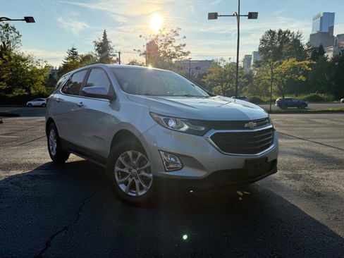 Used 2021 Chevrolet Equinox LT w/ Driver Convenience Package image 3