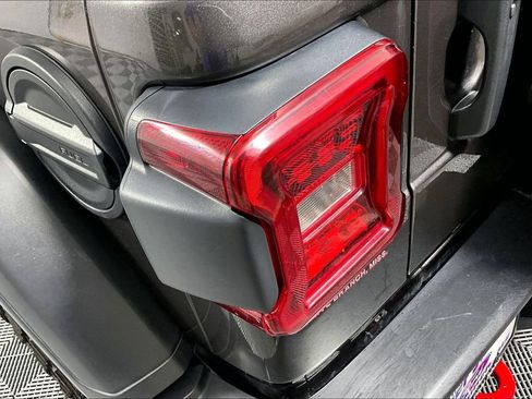 Used 2025 Jeep Wrangler Unlimited Rubicon AWD/4WD image 27