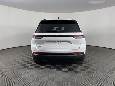 Used 2025 Jeep Grand Cherokee Altitude image 4