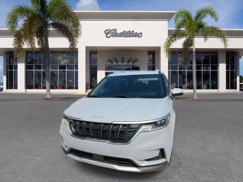 Used 2024 Kia Carnival EX FWD image 5