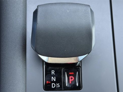 Used 2024 Land Rover Discovery Dynamic SE AWD/4WD image 17