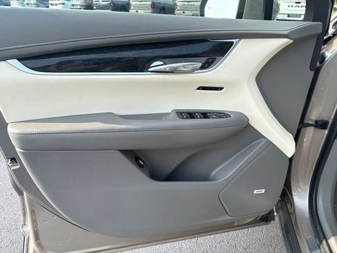 Used 2022 Cadillac XT6 Premium Luxury AWD/4WD image 11