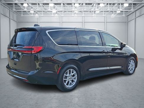 Used 2025 Chrysler Pacifica Select FWD image 6