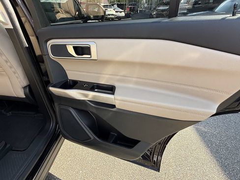 Used 2023 Ford Explorer XLT w/ Equipment Group 202A AWD/4WD image 32