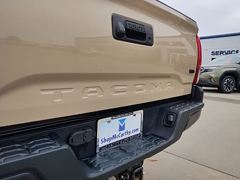 Used 2019 Toyota Tacoma TRD Off-Road AWD/4WD image 10