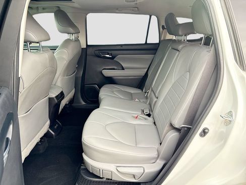 Used 2020 Toyota Highlander XLE FWD image 21