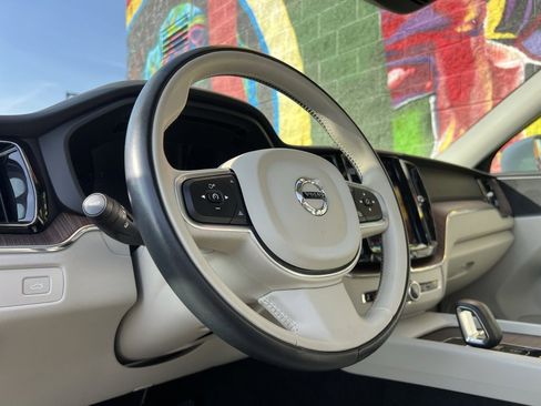 Used 2022 Volvo XC60 B5 Momentum w/ Climate Package image 24