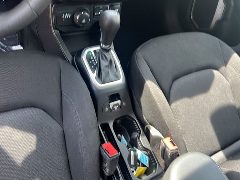 Used 2023 Jeep Renegade Latitude AWD/4WD image 15