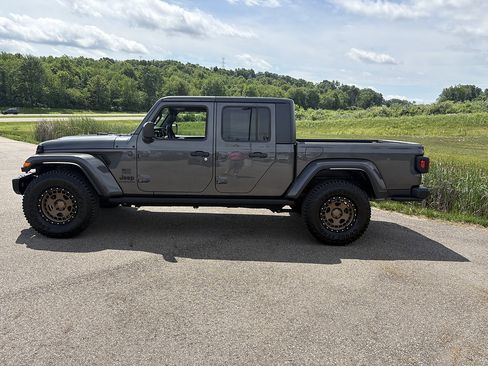 Used 2023 Jeep Gladiator Sport AWD/4WD image 2