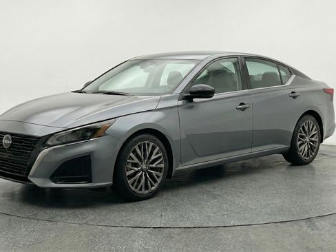 Used 2025 Nissan Altima 2.5 SV image 3