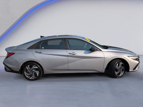 Used 2025 Hyundai Elantra Sport FWD image 3