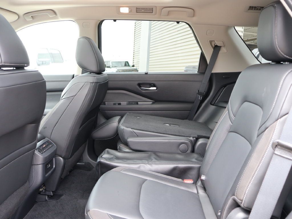 Used 2025 Nissan Pathfinder SL w/ SL Premium Package AWD/4WD image 18