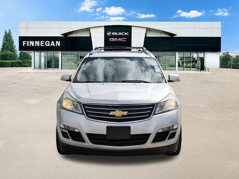 Used 2017 Chevrolet Traverse LT image 2