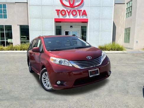 Used 2017 Toyota Sienna XLE Premium FWD image 2