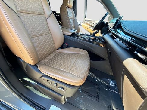 Used 2022 Cadillac Escalade Premium Luxury image 16