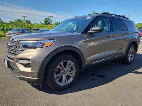 Used 2021 Ford Explorer XLT w/ Equipment Group 202A AWD/4WD image 3