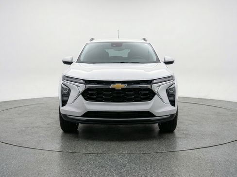 Used 2025 Chevrolet Trax LT w/ LT Convenience Package image 2