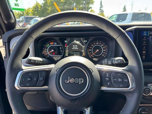 Used 2025 Jeep Wrangler Unlimited Sahara AWD/4WD image 23