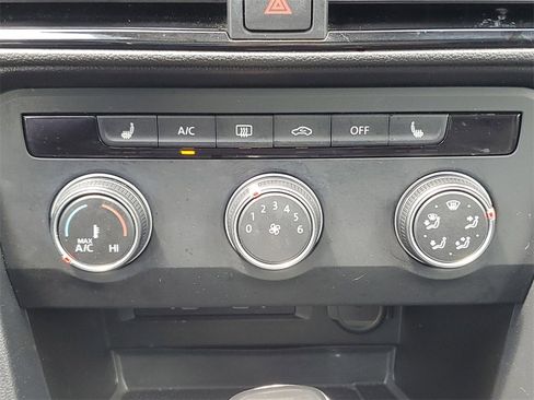 Used 2022 Volkswagen Taos SE image 81