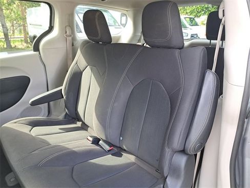 Used 2020 Chrysler Voyager L image 12
