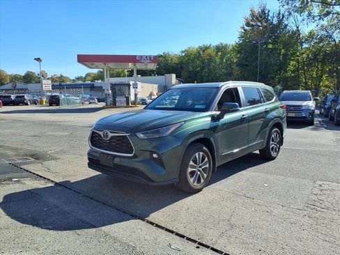 Used 2023 Toyota Highlander XLE image 3