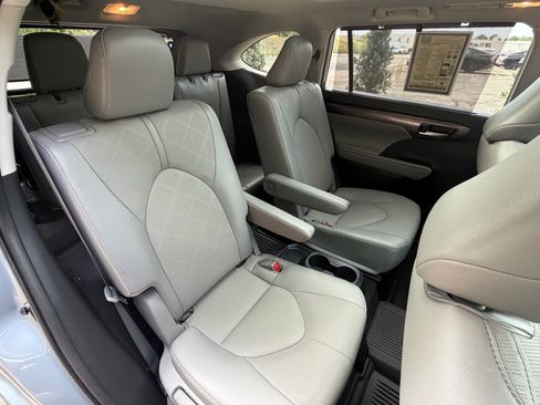 Used 2022 Toyota Highlander Platinum AWD/4WD image 15