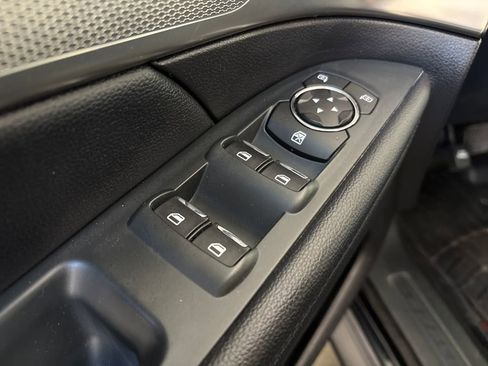 Used 2018 Ford Explorer XLT w/ Equipment Group 202A FWD image 19