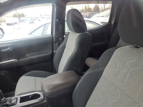 Used 2022 Toyota Tacoma TRD Off-Road image 4