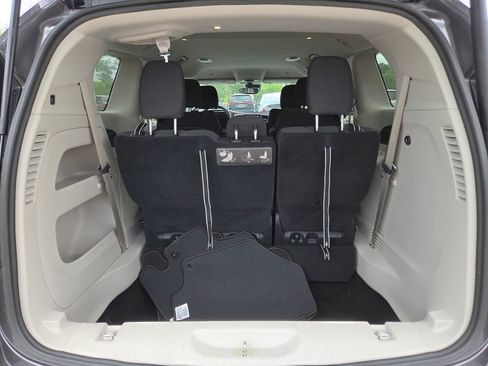 Used 2019 Chrysler Pacifica Touring Plus w/ Advanced Safetytec Group FWD image 16
