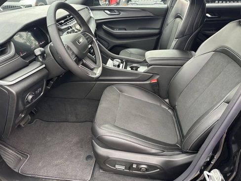 New 2025 Jeep Grand Cherokee L Altitude image 9