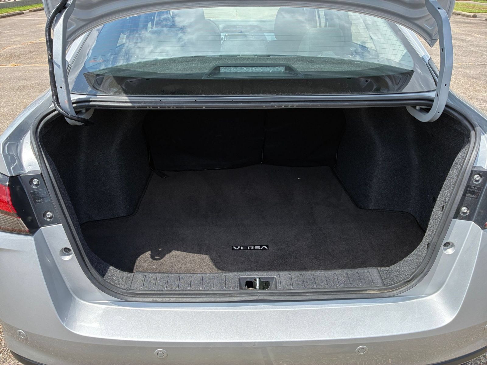 Used 2025 Nissan Versa SV FWD image 28
