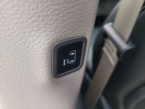 Used 2024 Chrysler Pacifica Touring-L image 10