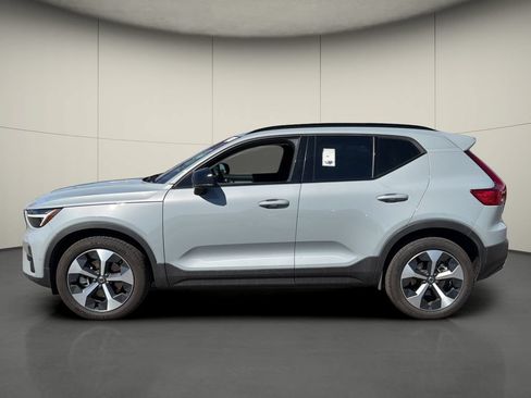 Used 2026 Volvo XC40 B5 Plus AWD/4WD image 4
