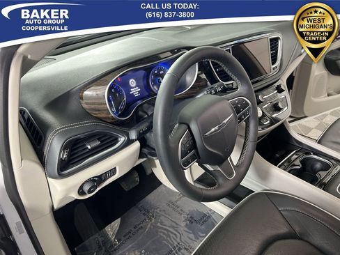 Used 2024 Chrysler Pacifica Limited image 11