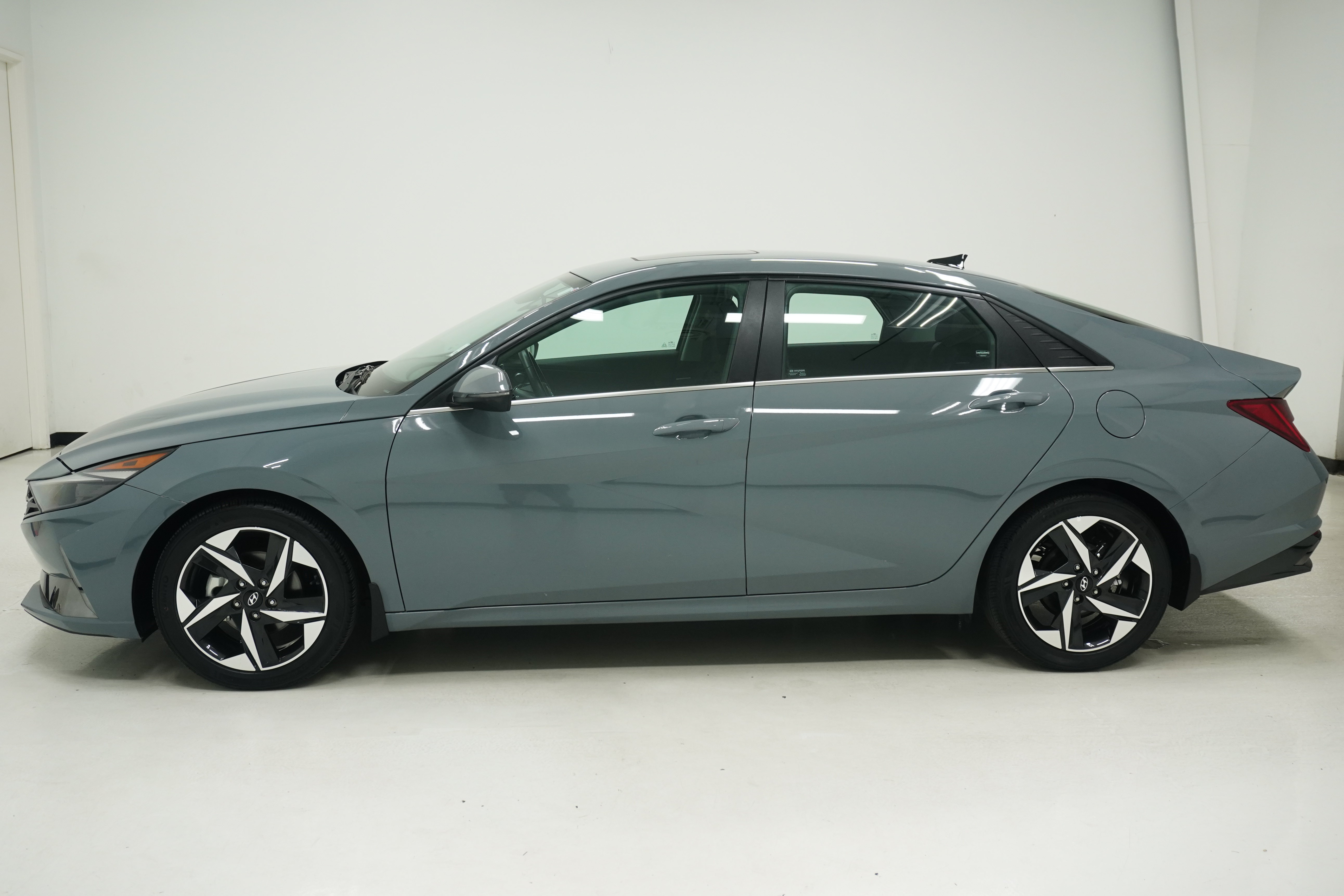 Used 2022 Hyundai Elantra SEL w/ Convenience + Premium Package FWD image 7