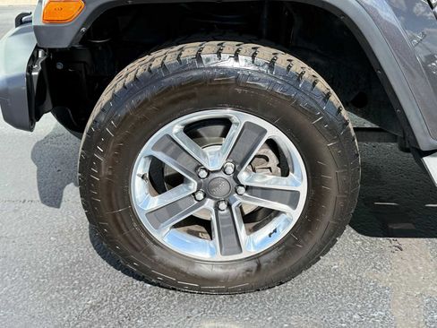 Used 2018 Jeep Wrangler Unlimited Sahara AWD/4WD image 9